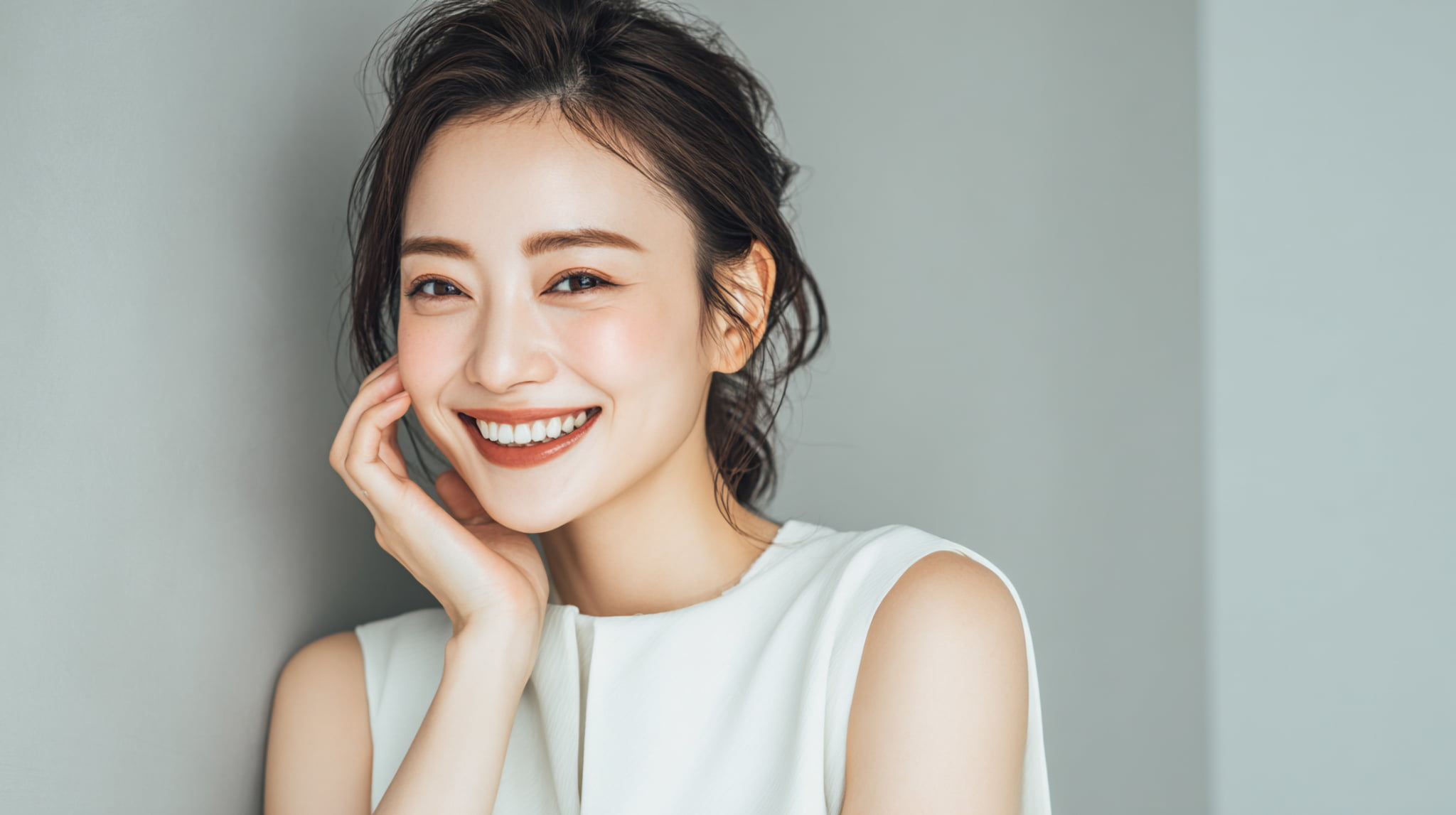 ラミネートべニアの治療を受けて満足して笑う女性