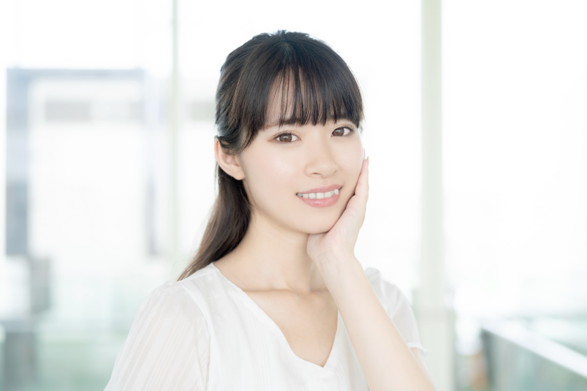 矯正した方が良い八重歯の女性