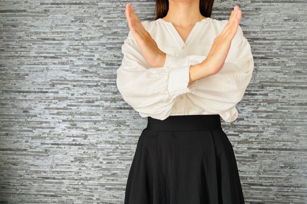 矯正治療で抜歯が不要なことを示している女性