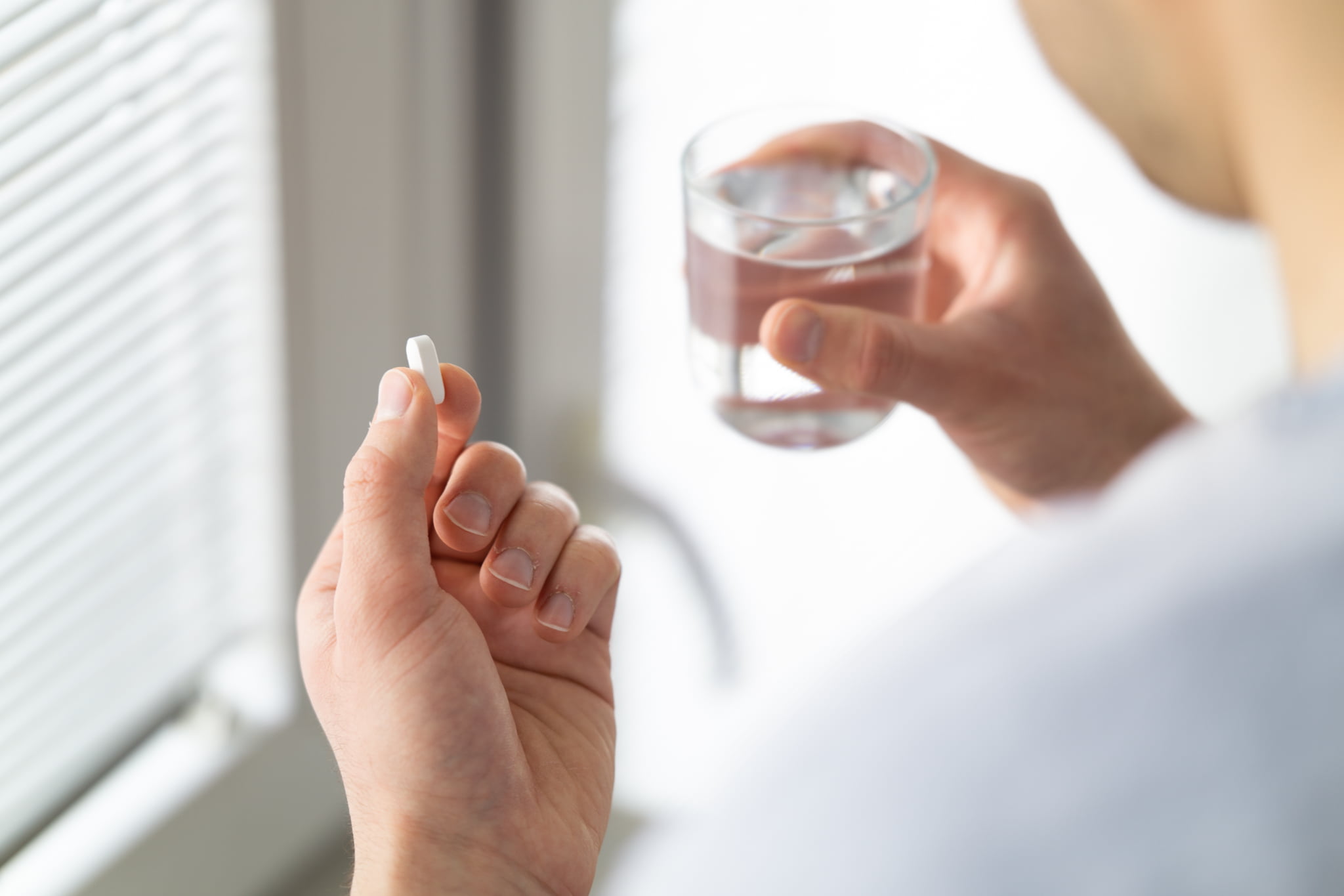 鎮痛剤を服用する男性