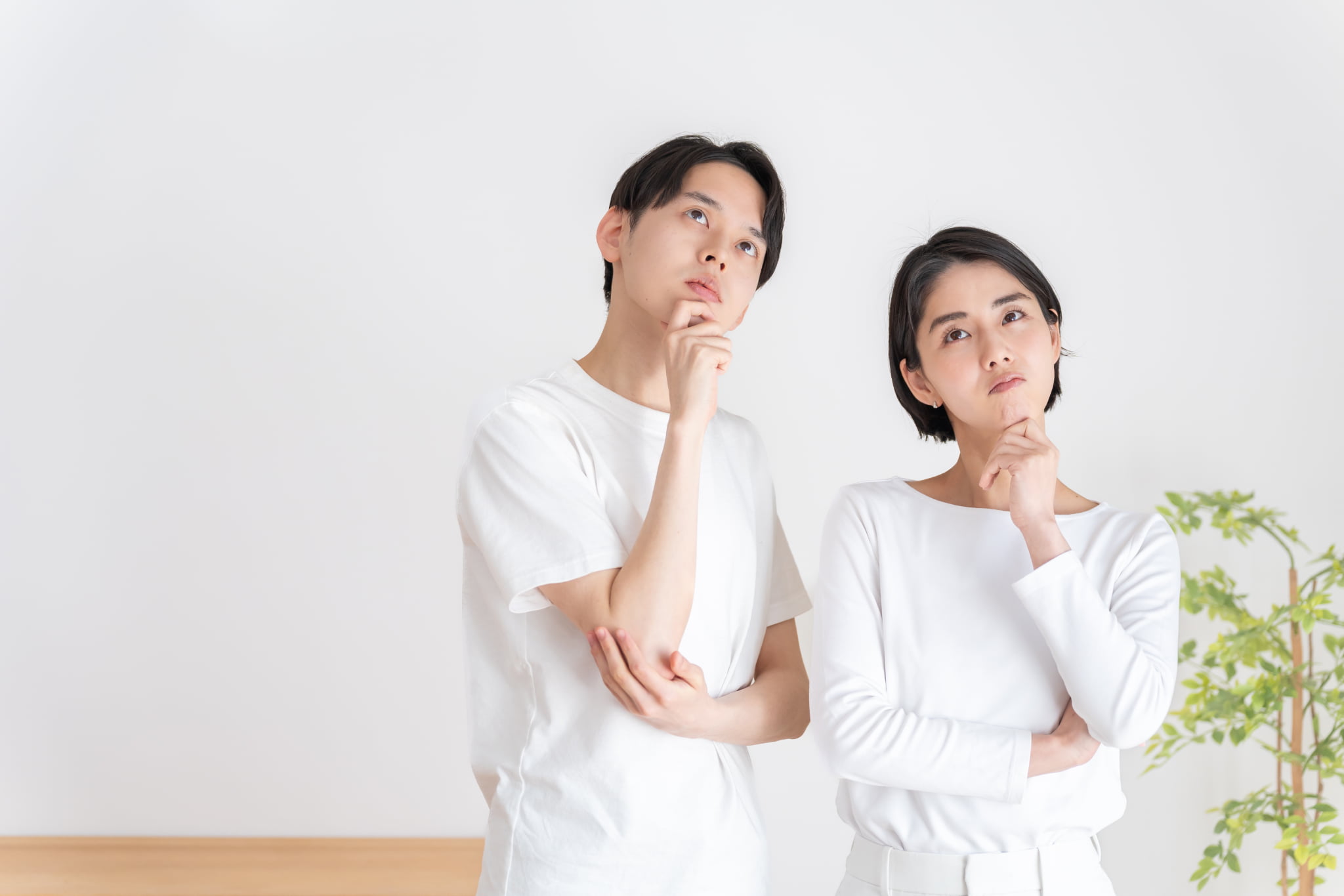矯正治療中に歯が痛いときはどうするのか考える男女