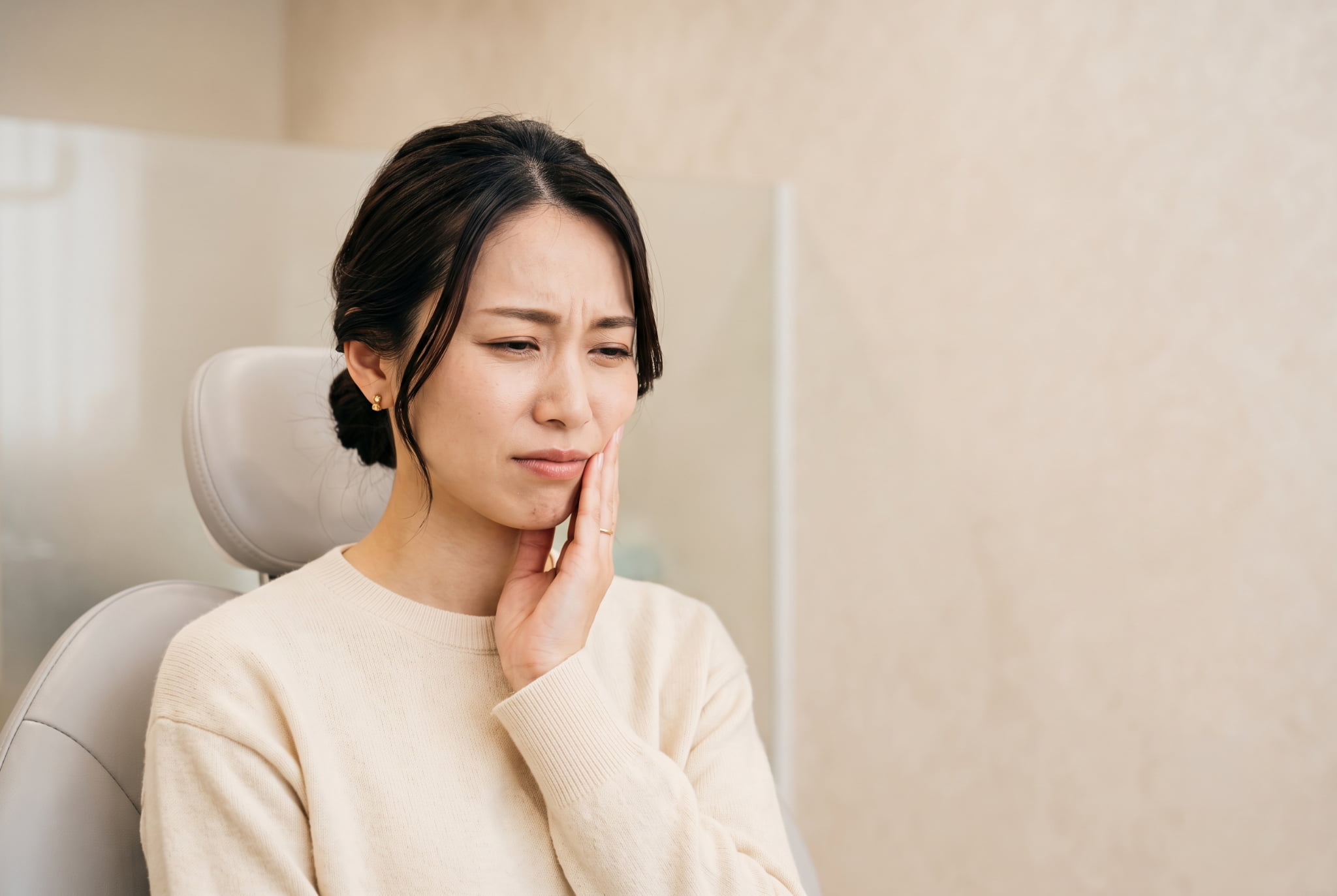  矯正装置を装着した直後に痛みを感じる女性